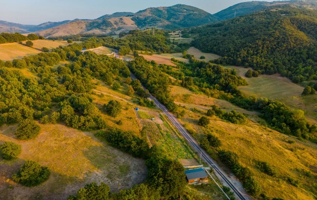 A expansão da conectividade rural criou um paradoxo: milhões de brasileiros acessam serviços digitais diariamente, mas continuam sem cobertura móvel para acionar serviços de emergência em situações críticas.