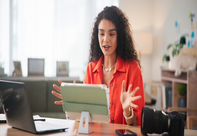 Empresas transformam funcionários em creators, embaixadores e afiliados. Entenda como a tendência une influência, vendas e experiência do consumidor.