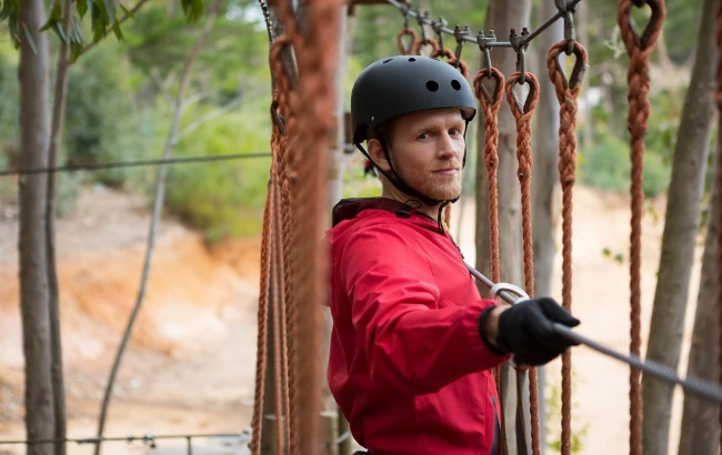 Após tragédia em rope jump, especialistas explicam quando empresas respondem por acidentes e quais são os direitos do consumidor.