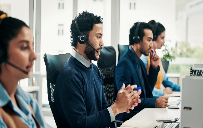 Entenda como a Inteligência Artificial está transformando o setor de call center, o primeiro emprego e a experiência do consumidor.
