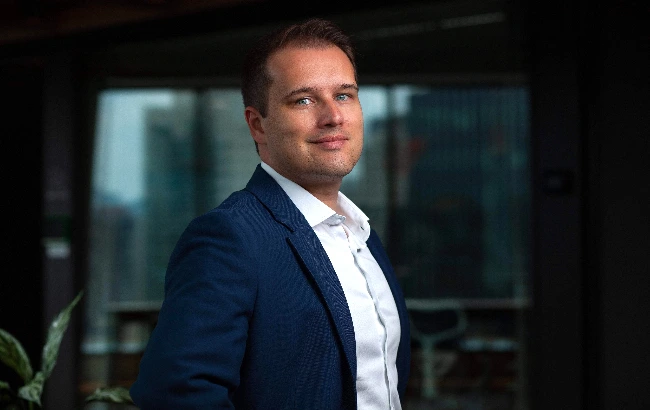 Em entrevista à Consumidor Moderno, Leandro Paez, diretor executivo e sócio do BCG, explica como a inteligência artificial está mudando a forma de descobrir, escolher e reservar hotéis — e por que essa transformação vai muito além da tecnologia.