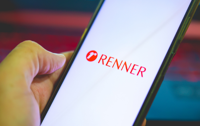 Com expansão física acelerada e uma agente de IA especialista em moda já em operação, a Lojas Renner aposta que físico e digital se retroalimentam.