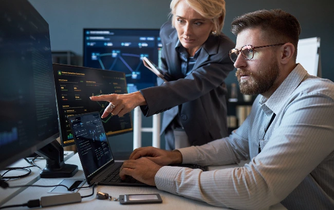 A Inteligência Artificial está transformando a cibersegurança e tornando os golpes digitais mais sofisticados. Enquanto empresas reforçam investimentos para proteger dados e preservar a confiança dos clientes, especialistas alertam para novos desafios, como a computação quântica e a escassez de profissionais qualificados.