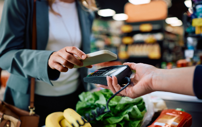 Lei permite diferenciar preços conforme a forma ou o prazo de pagamento, mas consumidor precisa ser informado antes da compra