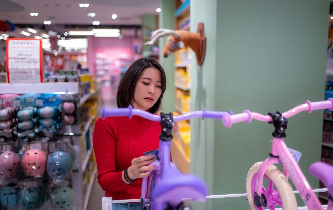 Mesmo brinquedo pode custar até três vezes mais entre lojas. Entenda quando a diferença de preço pode ser abusiva e quais são os direitos do consumidor.
