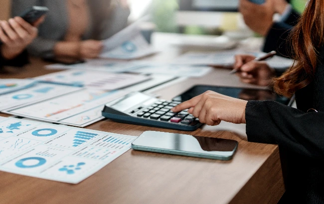 Comissões, descanso remunerado, acordos coletivos e redução da jornada entram no cálculo das empresas. Especialistas discutem os impactos para trabalhadores e pequenos negócios.
