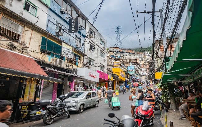 Estudo Brand Fans revela como confiança, reputação e presença no território determinam as escolhas de consumo nas favelas, um mercado com potencial estimado de R$ 167 bilhões por ano.
