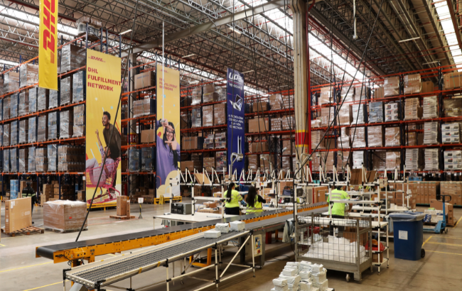 DHL Supply Chain aposta em armazéns compartilhados, orquestração de transportadoras e robôs para cumprir os prazos de marcas de diferentes segmentos.