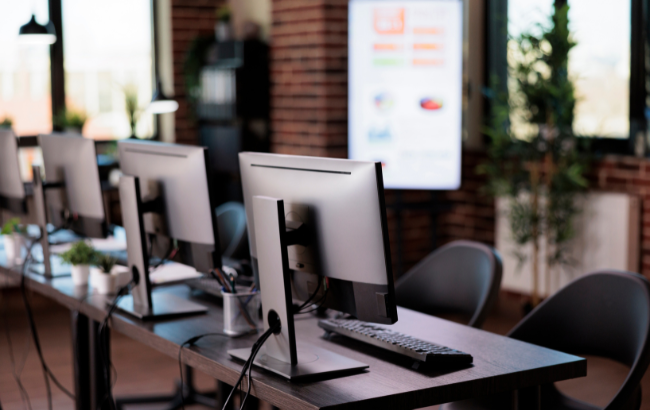 Michelle Schneider analisa como a automação redesenha o Contact Center, eleva as exigências das vagas iniciais e desafia empresas a preservar a formação de talentos.