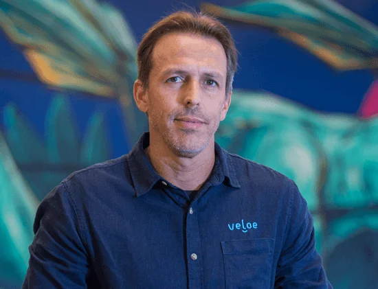 VELOE ➥ PRESTAÇÃO DE SERVIÇOS | “Buscamos parceiros que valorizem seus clientes, que tenham a centralidade no cliente como mindset e como DNA, para assim evoluirmos também, cada vez mais lado a lado”, diz Alexandre Fontes, superintendente de Operações e Customer Experience da Veloe. Ele explica que, na prática, o objetivo é trabalhar em conjunto para melhorar a experiência do cliente durante toda a jornada.
