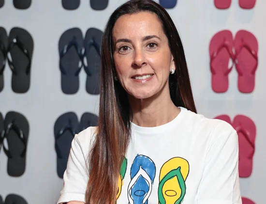 ALPARGATAS	 ➥ VAREJO –  Moda e calçados | Ana Bogus, presidente da Havaianas, marca da Alpargatas, acredita que levar a voz dos consumidores e parceiros para o centro das decisões em jornadas on-line e off-line é o diferencial da marca. “Nosso propósito é continuar construindo uma identidade única, com visão 360º do consumidor e com jornadas end-to-end bem mapeadas.”