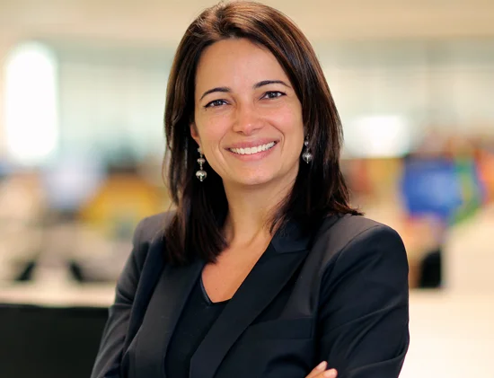 ANDREA CARPES (ITAÚ UNIBANCO) ➥ EXECUTIVA DE CX BANCOS | Para Andrea Carpes, diretora de Atendimento ao Cliente do Itaú Unibanco, três características são importantes em lideranças hoje: habilidade de trabalhar com pessoas e ambientes diversos; servilidade; e otimismo. “Lideranças que saibam trabalhar e valorizar a diversidade nos aproximam de forma genuína dos nossos clientes e humanizam nossas relações; a liderança servil acredita no propósito de ajudar pessoas a cumprir seus objetivos; e líderes otimistas conduzem equipes para soluções com uma visão clara e persistente de sucesso”, explica.