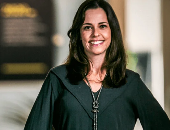 GRUPO DPSP ➥ FARMÁCIA | No Grupo DPSP, a aposta em tecnologia anda de mãos dadas com a humanização e o acolhimento dos clientes. “Aqui no DPSP, utilizamos muito o termo da ‘farmácia phygital’”, afirma Andrea Sylos, diretora-comercial e Marketing do Grupo DPSP. “Mais de 50% das compras no on-line é de ‘retire na loja’, então está tudo muito interligado.”