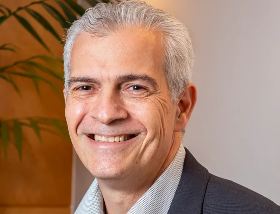 CELSO TONET (CLARO) ➥ EXECUTIVO DE CX LIDERANÇA CX | Referência e especialista em telecomunicações, Celso Tonet, diretor de Atendimento na Claro, também se tornou um dos grandes nomes da experiência do cliente no Brasil. Entre tantas lições compartilhadas pelo executivo, está a importância de apostar em personificação e customização. “Repensar a experiência tem de ser um exercício diário”, defende.