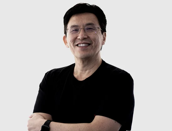 CESARIO NAKAMURA (ALELO) ➥ CEO DO ANO | No cargo há pouco mais de três anos, o CEO da Alelo, Cesario Nakamura, foi reconhecido como CEO do Ano no Prêmio CONAREC 2022. Ele revela três pilares fundamentais para a empresa: transparência, colaboração e empatia. “Costumamos dizer que fomos feitos para conectar pessoas, e isso vale não só para os nossos clientes, mas também para os nossos colaboradores”, afirma.