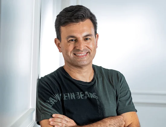 ACCENTURE ➥ TRANSFORMAÇÃO DIGITAL / CONSULTORIA ESTRATÉGICA | Para a Accenture, o desafio de passar pela pandemia acelerou alguns aprendizados. “Inovar em escala tornou-se urgente”, comenta Cristiano Dencker, líder da Accenture Song na América Latina. Ele avalia que as mudanças agora são palpáveis, mas é preciso sempre buscar o movimento. “Costumo dizer que chegamos a um estágio em que é preciso aprender com o futuro, não mais com o passado”, avalia. “Os verdadeiros líderes digitais não se preocuparam somente em competir por participação no mercado, mas por construir uma visão de futuro muito mais rápida.”