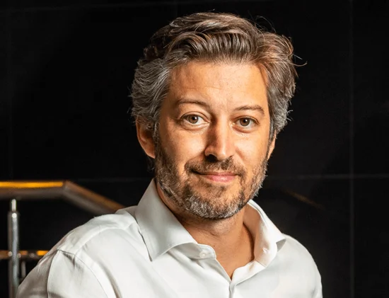 PRIVALIA ➥ VAREJO – E-COMMERCE | Com o objetivo de levar às marcas parceiras uma solução eficaz para que vendam seus estoques, protegendo sua imagem e seu posicionamento de preço, a Privalia oferece aos clientes as melhores marcas, ofertas e experiências. “Buscamos soluções que atendam às necessidades e expectativas de nossas marcas parceiras e de nossos clientes e as superem”, reforça Fernando Boscolo, CEO da Privalia.