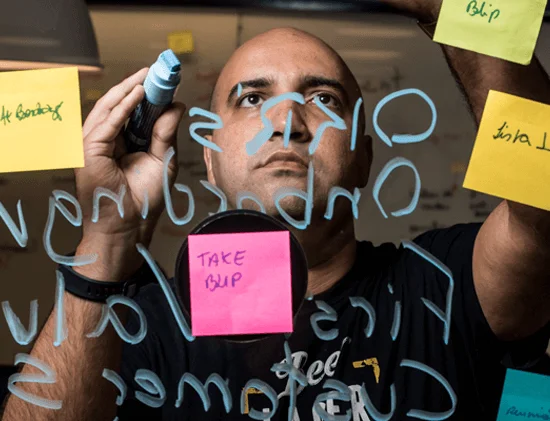 TAKE BLIP ➥ AGENTE/ASSISTENTE VIRTUAL PARA ATENDIMENTO RECEPTIVO POR TEXTO | Em 2022, a Take Blip investiu na construção de uma jornada a partir da visão do cliente. “Isso proporcionou a quebra da visão de silos por áreas e a criação de grupos de trabalhos multidisciplinares a cada etapa da jornada, que buscam a evolução de processos, as entregas de valor e os KPIs, construídos e avaliados a partir do feedback dos clientes em pesquisas de satisfação e do NPS”, afirma Flavio Vouguinha, head de CS Plataform da Take Blip.