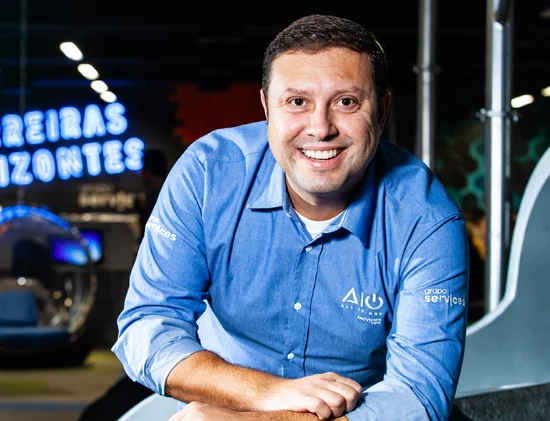 JANSEN ALENCAR (GRUPO SERVICES) ➥ EXECUTIVO DE CX EMPREENDEDOR DO ANO | “Pra mim, o maior mecanismo de engajamento chama-se empatia – um dos grandes pilares do nosso propósito de proporcionar experiências únicas”, afirma Jansen Alencar, CEO do Grupo Services. “Quando nós colocamos o pilar empatia com os princípios de conhecer, compreender, transformar e resolver, conseguimos fazer com que as pessoas tenham, no seu DNA, esse propósito”, defende.