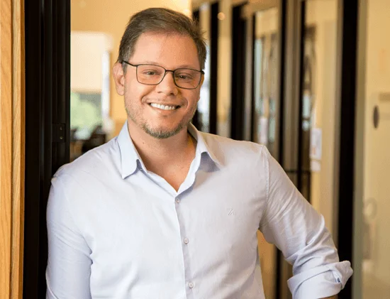 ZENDESK ➥ PLATAFORMA DE ATENDIMENTO OMNICHANNEL / SISTEMA PARA MELHORIA DE EFICIÊNCIA OPERACIONAL DO BACKOFFICE / SOLUÇÃO DE CHAT | “As empresas precisam de tecnologias abertas e flexíveis que se adaptem às suas necessidades individuais”, acredita Pedro Fontes, vice-presidente Regional de Vendas da Zendesk no Brasil. Para ele, a boa experiência do cliente pode ser construída por diversos fatores, mas não há nada tão fundamental quanto a experiência nas interações com a marca.