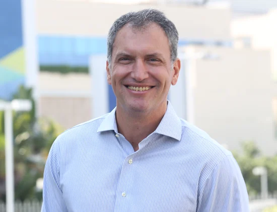 YDUQS ➥ EDUCAÇÃO | O ensino foi um dos segmentos no Brasil que mais se transformou nos últimos anos e o avanço da digitalização e da tecnologia foi crucial nesse sentido. “Quebramos diversas barreiras que julgávamos impossíveis – em grande medida graças à tecnologia”, conta Rossano Marques, vice-presidente Financeiro e de Relações com Investidores da Yduqs.