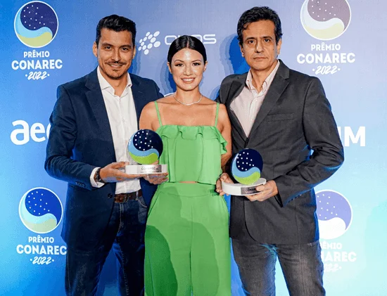 É um prazer receber esse Prêmio extremamente relevante esta noite. Este ano, viemos com uma força e uma aposta muito grandes no CONAREC pela edição de 20 anos e também porque estamos em um ano bem diferente, no qual a Callink está apostando tudo em expansão. Estamos fortalecendo nossos times, focando tudo na experiência de mesa digital, em tecnologia e em pessoas | Bruna Veríssimo, head de Negócios da Callink