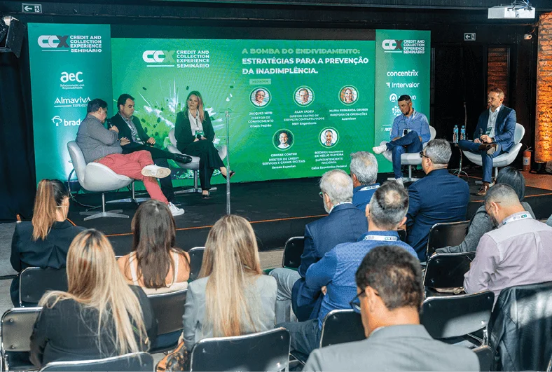 Jacques Meir, diretor-executivo de Conhecimento do Grupo Padrão; Alan Tadeu, diretor do Centro de Serviços Compartilhados da MRV Engenharia; Maria Fernanda Gruber, diretora de Operações da Ademicon; Giresse Contini, diretor de Credit Services e Canais Digitais da Serasa Experian; e Rodrigo Eduardo de Mello Oliveira, superintendente Nacional  da Caixa Econômica Federal