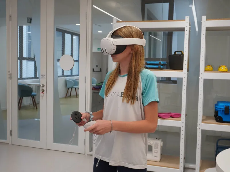 Aluna Pietra interagindo com a disciplina de creative tech